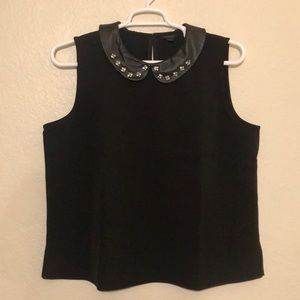 Sleeveless blouse with Peter Pan collar